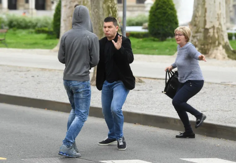 Nakon izricanja presude na Županijskom sudu Davidu Kom&scaron;iću (20) za ubojstvo biv&scaron;e djevojke, trudne Kristine Krupljan 19), zbog dobacivanja je doslo do sukoba izmedju Kristininog oca i prolaznika. Umijesao se Kristinin stric koji je jednog i udario nogom. Kom&scaron;ić je osuđen na 30 godina zatvora.