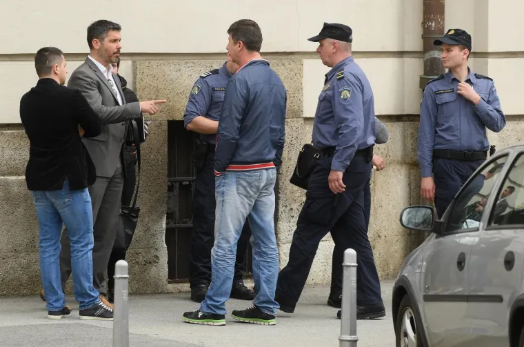 Nakon izricanja presude na Županijskom sudu Davidu Kom&scaron;iću (20) za ubojstvo biv&scaron;e djevojke, trudne Kristine Krupljan 19), zbog dobacivanja je doslo do sukoba izmedju Kristininog oca i prolaznika. Umijesao se Kristinin stric koji je jednog i udario nogom. Kom&scaron;ić je osuđen na 30 godina zatvora.