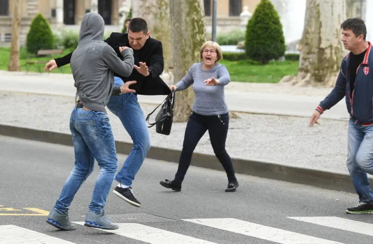INCIDENT NAKON IZRICANJA PRESUDE DAVIDU KOM&Scaron;IĆU: Kristinin stric nogom udario prolaznika koji je dobacivao