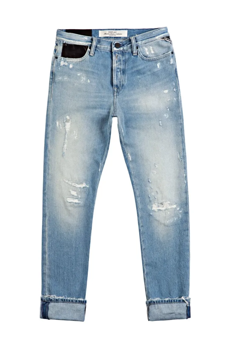 Svestrana i koherentna kolekcija prezentirana je u tri nove linije- Black Holiday, Military Surfer i The Burning man. Traperice - 2030 kuna