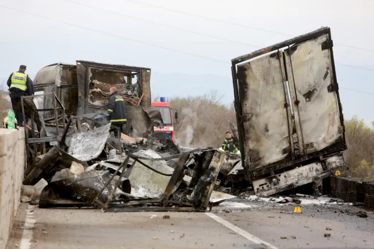 Jutros oko 5 sati na Državnoj cesti 8, odnosno Jadranskoj magistrali iznad Jadranova, došlo je do požara na teretnom vozilu koje se kretalo prometnicom.