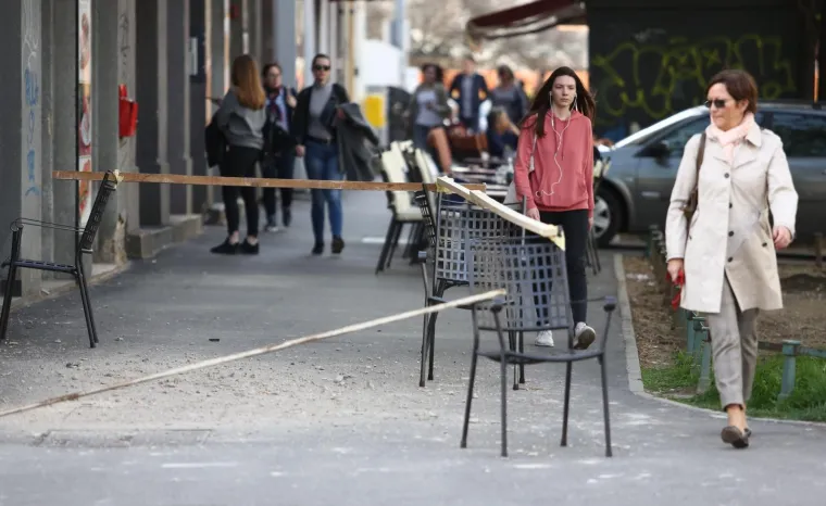 OTPADA FASADA U CENTRU ZAGREBA: U ulici Jurja Križanića dijelovi fasade ugrožavaju prolaznike
