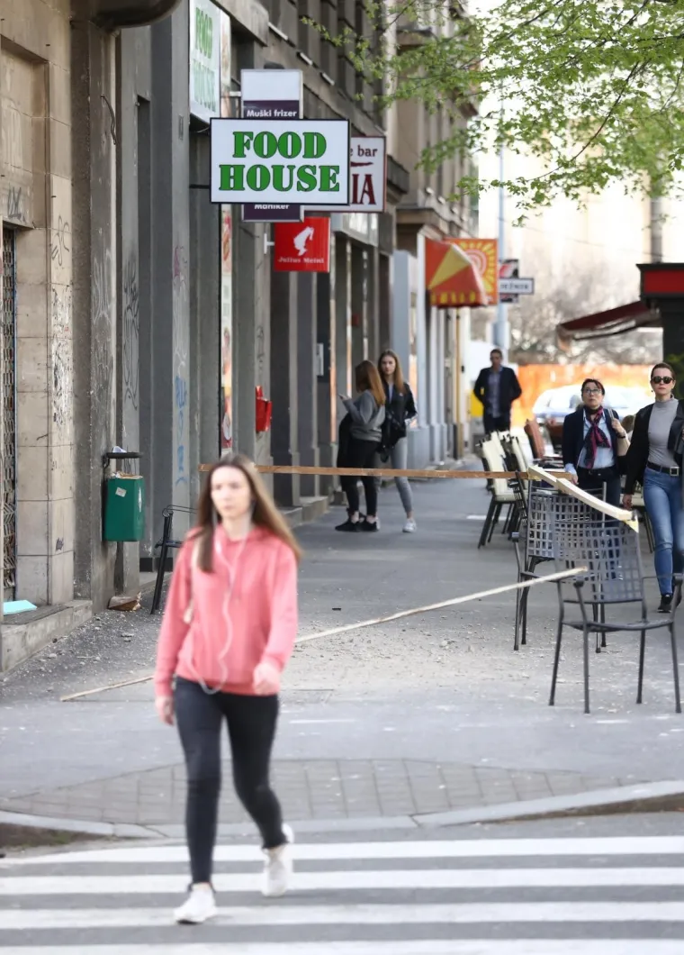OTPADA FASADA U CENTRU ZAGREBA: U ulici Jurja Križanića dijelovi fasade ugrožavaju prolaznike