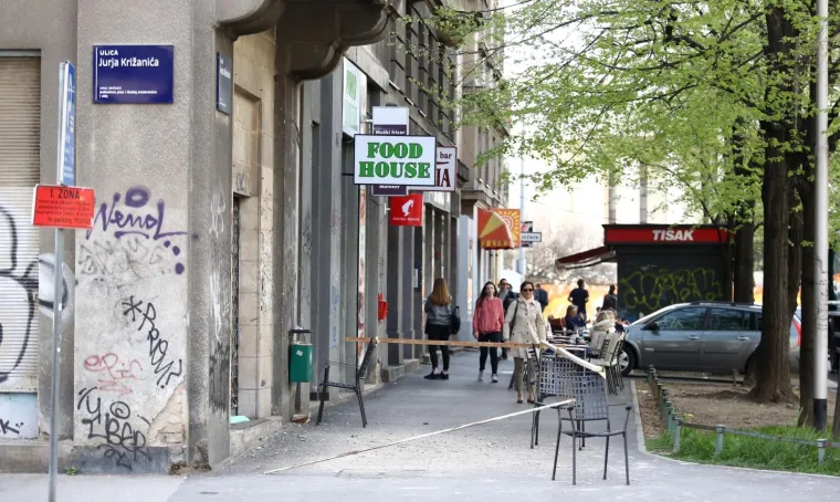 OTPADA FASADA U CENTRU ZAGREBA: U ulici Jurja Križanića dijelovi fasade ugrožavaju prolaznike