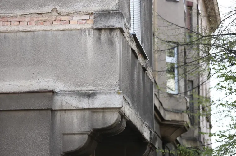 Otpada fasada sa stare zgrade u ulici Jurja Križanića.