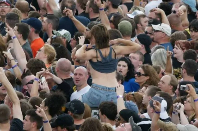 UŽIVAJU U RAZUZDANOJ ZABAVI I NE SRAME SE TOGE: Cure se na društvenim mrežama pohvalile škakljivim prizorima