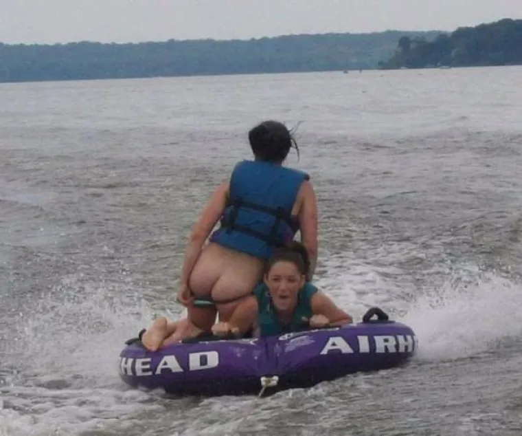 UŽIVAJU U RAZUZDANOJ ZABAVI I NE SRAME SE TOGE: Cure se na društvenim mrežama pohvalile škakljivim prizorima