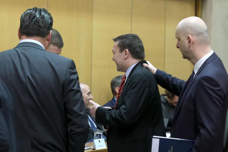 MEĐUSTRANAČKI KONTAKTI U SABORU: HDZ-ovac Tolušić izmasirao vrat SDP-ovcu Bauku