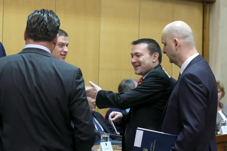 MEĐUSTRANAČKI KONTAKTI U SABORU: HDZ-ovac Tolušić izmasirao vrat SDP-ovcu Bauku