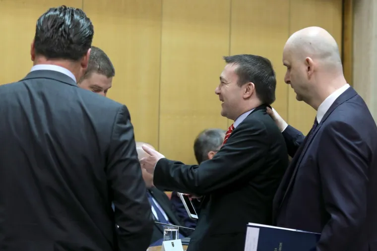 MEĐUSTRANAČKI KONTAKTI U SABORU: HDZ-ovac Tolušić izmasirao vrat SDP-ovcu Bauku