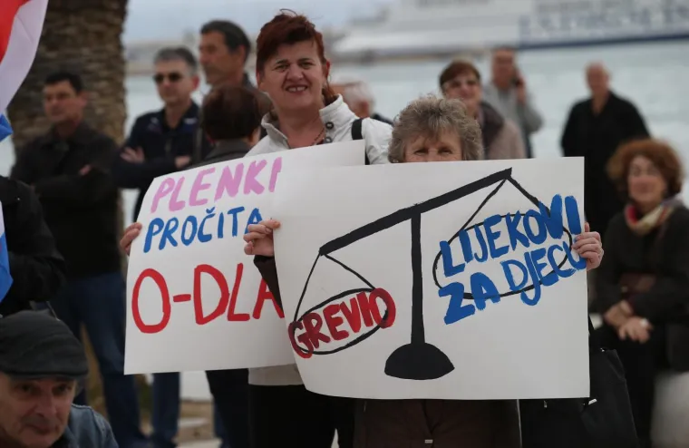 PROSVJED PROTIV ISTANBULSKE KONVENCIJE U SPLITU: Nekoliko tisuća ljudi prosvjedovalo na Rivi