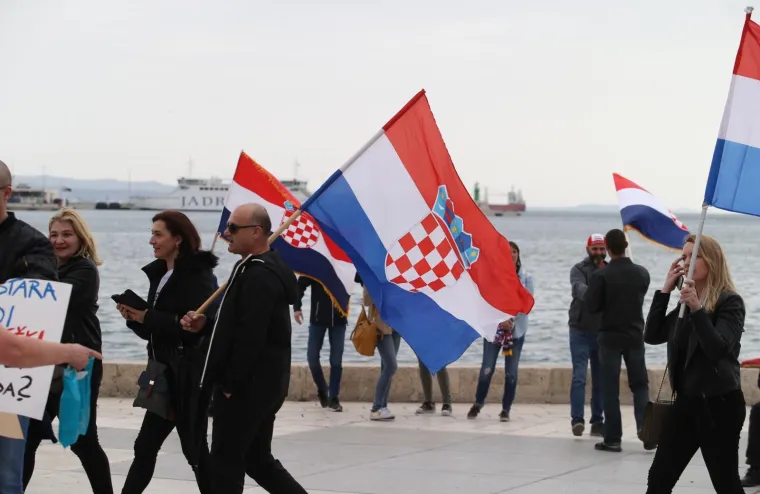 PROSVJED PROTIV ISTANBULSKE KONVENCIJE U SPLITU: Nekoliko tisuća ljudi prosvjedovalo na Rivi