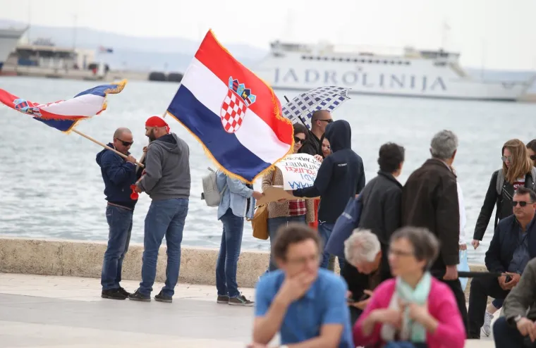 PROSVJED PROTIV ISTANBULSKE KONVENCIJE U SPLITU: Nekoliko tisuća ljudi prosvjedovalo na Rivi