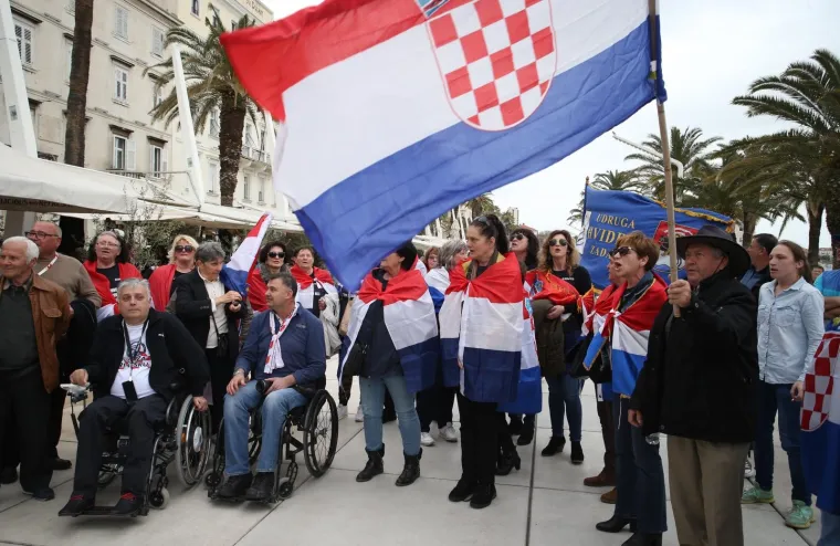 PROSVJED PROTIV ISTANBULSKE KONVENCIJE U SPLITU: Nekoliko tisuća ljudi prosvjedovalo na Rivi