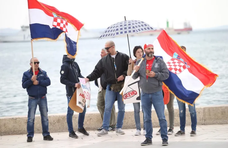 PROSVJED PROTIV ISTANBULSKE KONVENCIJE U SPLITU: Nekoliko tisuća ljudi prosvjedovalo na Rivi