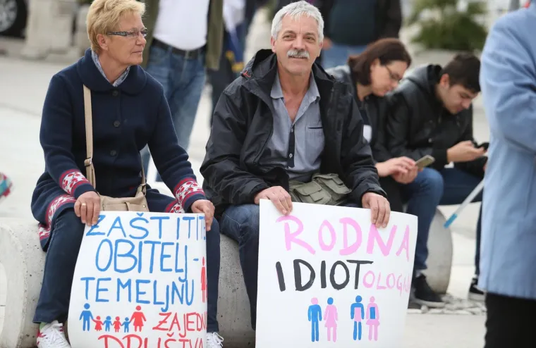PROSVJED PROTIV ISTANBULSKE KONVENCIJE U SPLITU: Nekoliko tisuća ljudi prosvjedovalo na Rivi