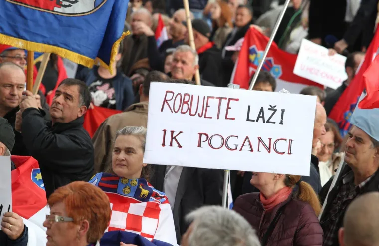 PROSVJED PROTIV ISTANBULSKE KONVENCIJE U SPLITU: Nekoliko tisuća ljudi prosvjedovalo na Rivi