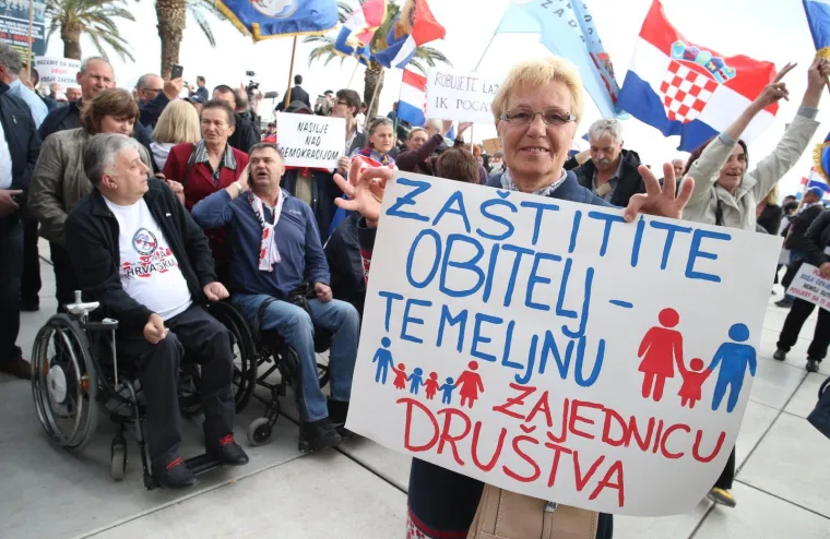 PROSVJED PROTIV ISTANBULSKE KONVENCIJE U SPLITU: Nekoliko tisuća ljudi prosvjedovalo na Rivi