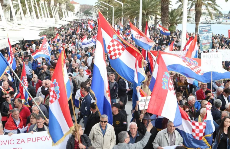 PROSVJED PROTIV ISTANBULSKE KONVENCIJE U SPLITU: Nekoliko tisuća ljudi prosvjedovalo na Rivi