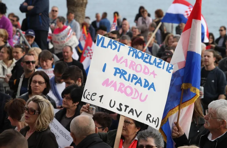 PROSVJED PROTIV ISTANBULSKE KONVENCIJE U SPLITU: Nekoliko tisuća ljudi prosvjedovalo na Rivi