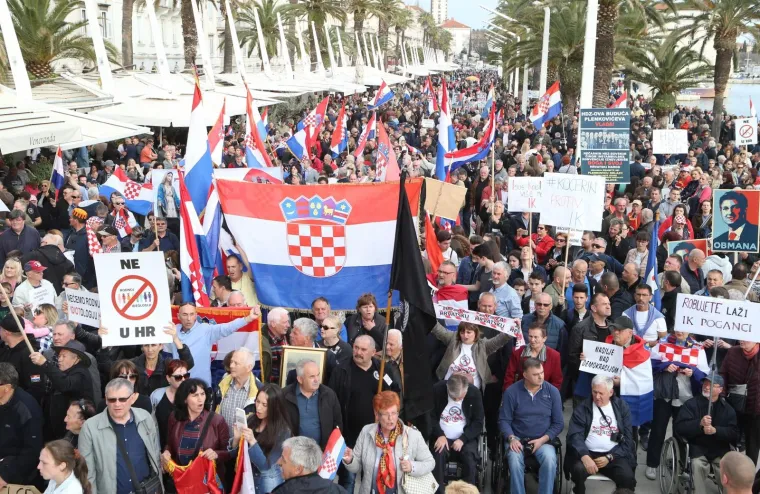 PROSVJED PROTIV ISTANBULSKE KONVENCIJE U SPLITU: Nekoliko tisuća ljudi prosvjedovalo na Rivi