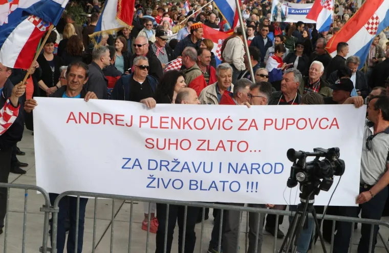 PROSVJED PROTIV ISTANBULSKE KONVENCIJE U SPLITU: Nekoliko tisuća ljudi prosvjedovalo na Rivi