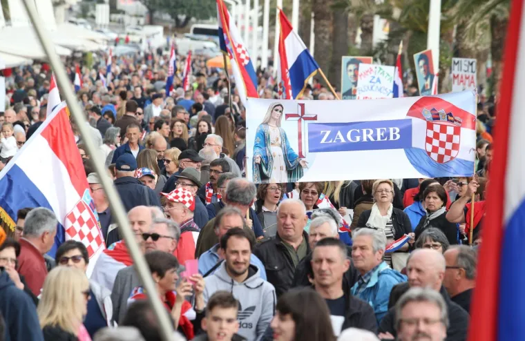 PROSVJED PROTIV ISTANBULSKE KONVENCIJE U SPLITU: Nekoliko tisuća ljudi prosvjedovalo na Rivi