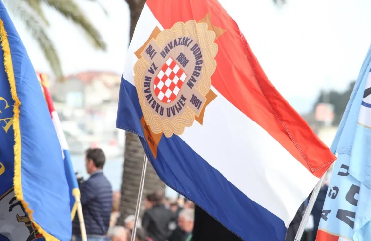 PROSVJED PROTIV ISTANBULSKE KONVENCIJE U SPLITU: Nekoliko tisuća ljudi prosvjedovalo na Rivi