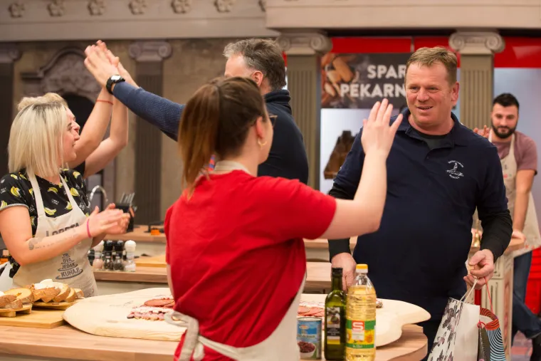 Žuti i Čale počastili ekipu sa seta