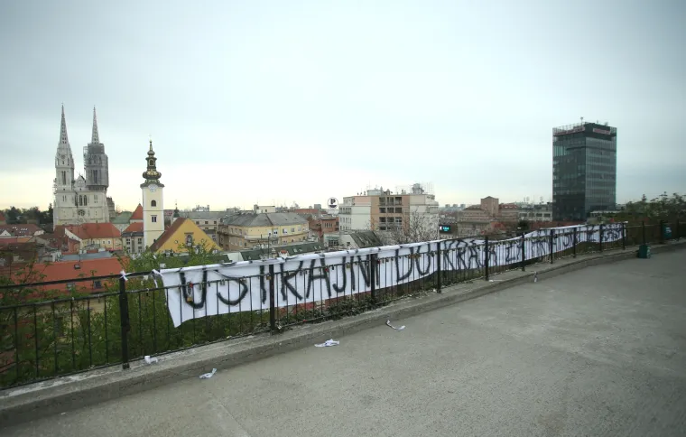 'Ustrajni do kraja za Hrvatsku iz raja': optimistični neznanac ovjesio transparent na zagrebačkom Gradecu