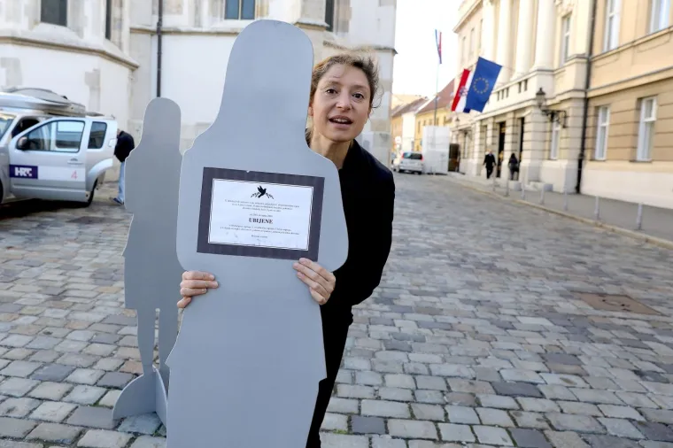 DAN D ZA ISTANBULSKU: Aktivistice ispred Sabora postavile siluete koje simboliziraju ubijene žene