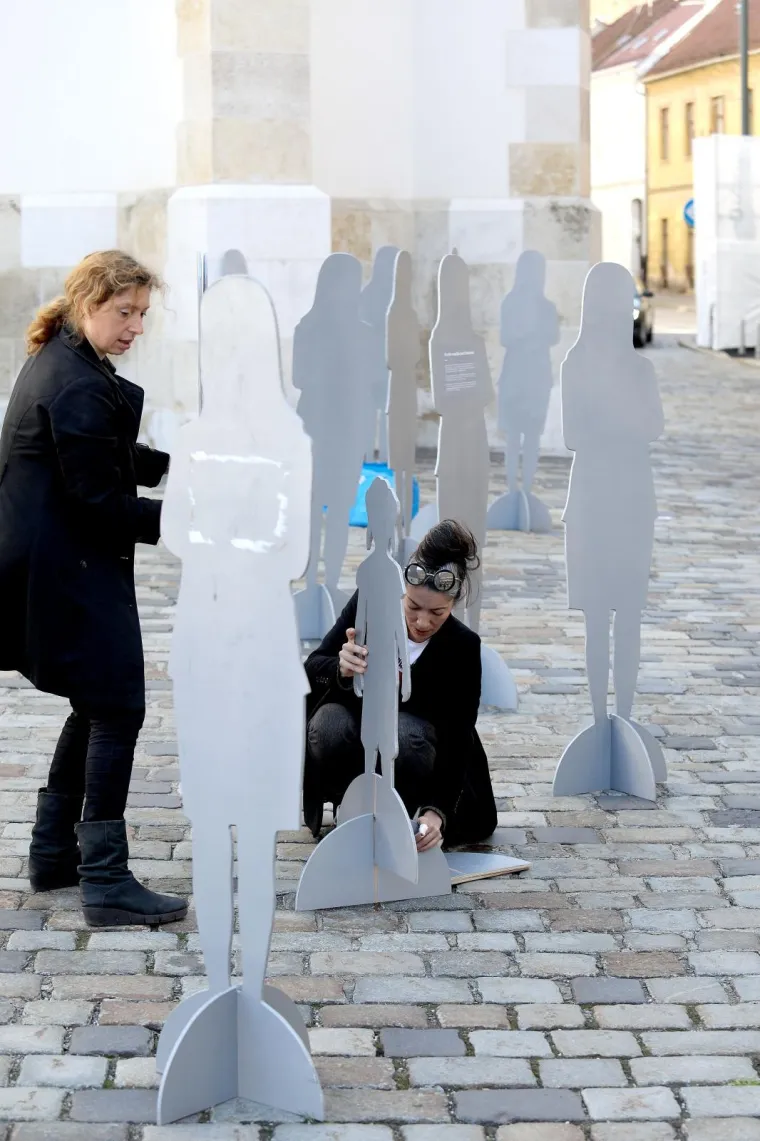 DAN D ZA ISTANBULSKU: Aktivistice ispred Sabora postavile siluete koje simboliziraju ubijene žene