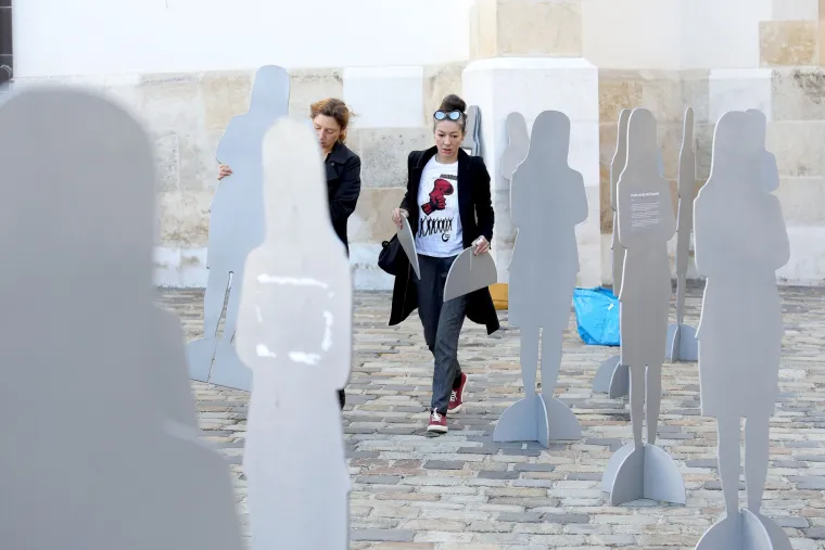 Aktivistice ispred Sabora postavile siluete koje simboliziraju ubijene žene