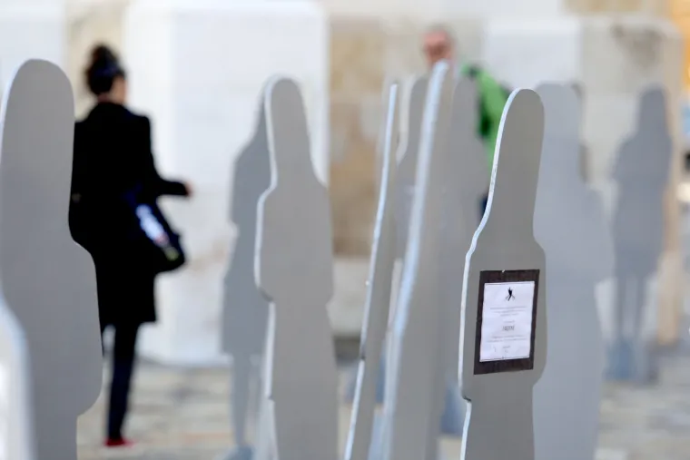 Aktivistice ispred Sabora postavile siluete koje simboliziraju ubijene žene