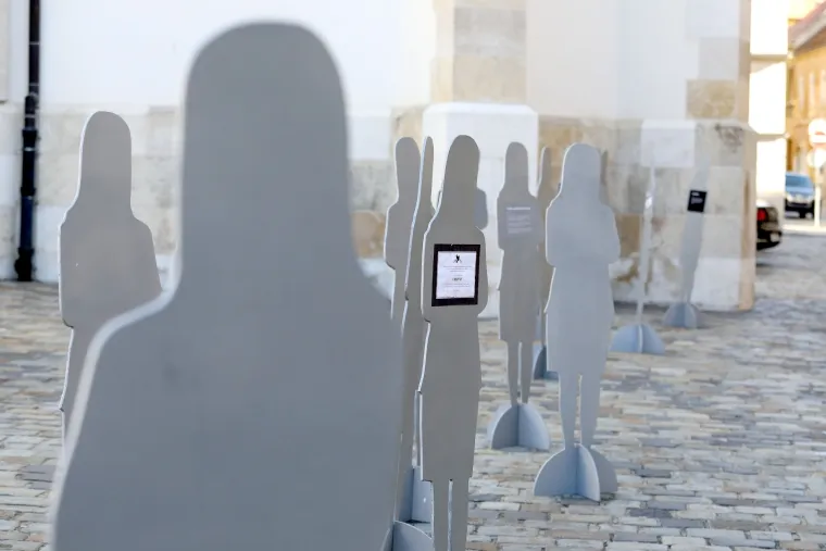 Aktivistice ispred Sabora postavile siluete koje simboliziraju ubijene žene