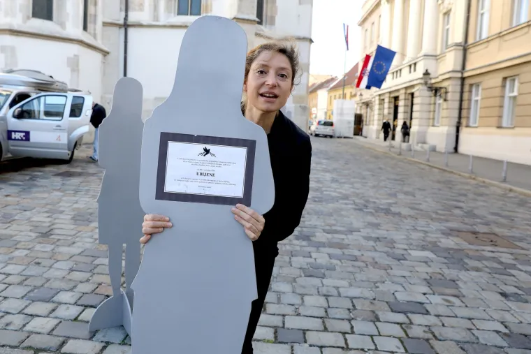 Aktivistice ispred Sabora postavile siluete koje simboliziraju ubijene žene