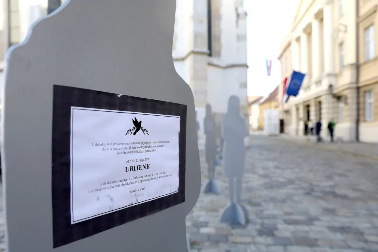 Aktivistice ispred Sabora postavile siluete koje simboliziraju ubijene žene