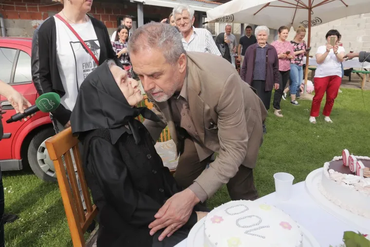 Ana Rendulić proslavila 100. rođendan, a s njom je svjećice puhao i Bandić