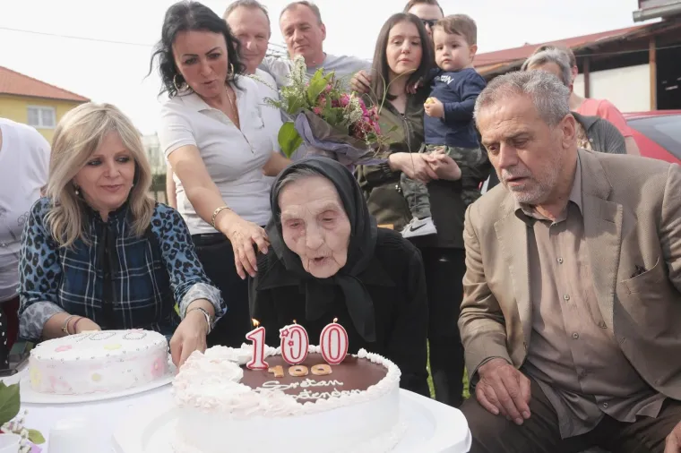 Ana Rendulić proslavila 100. rođendan, a s njom je svjećice puhao i Bandić