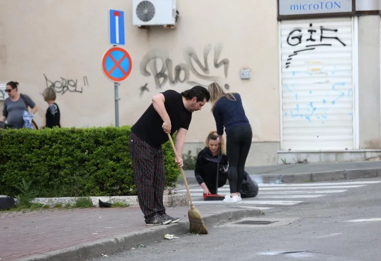 Či&scaron;ćenje ulice nakon sukoba Funcuta i Tornada