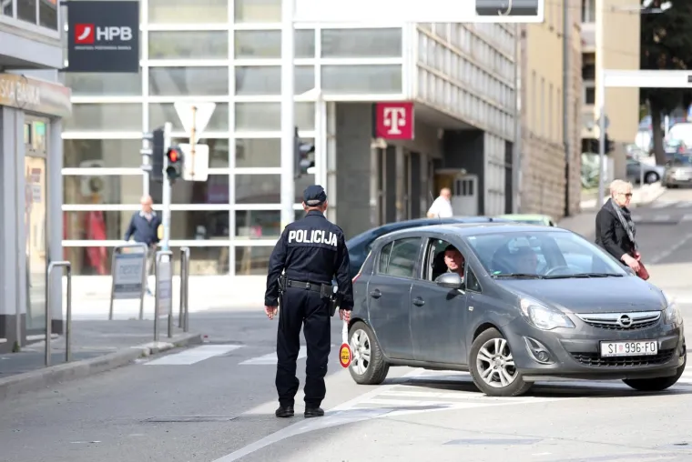 Či&scaron;ćenje ulice nakon sukoba Funcuta i Tornada