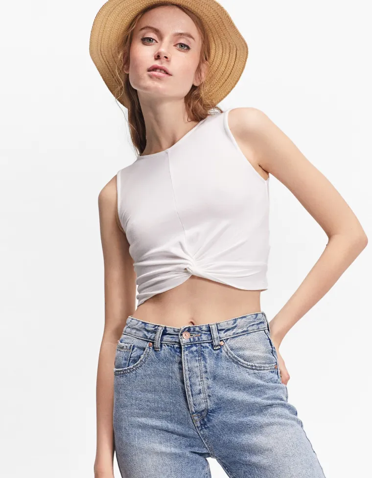Bijeli rezani top, Stradivarius, 39,90 kuna