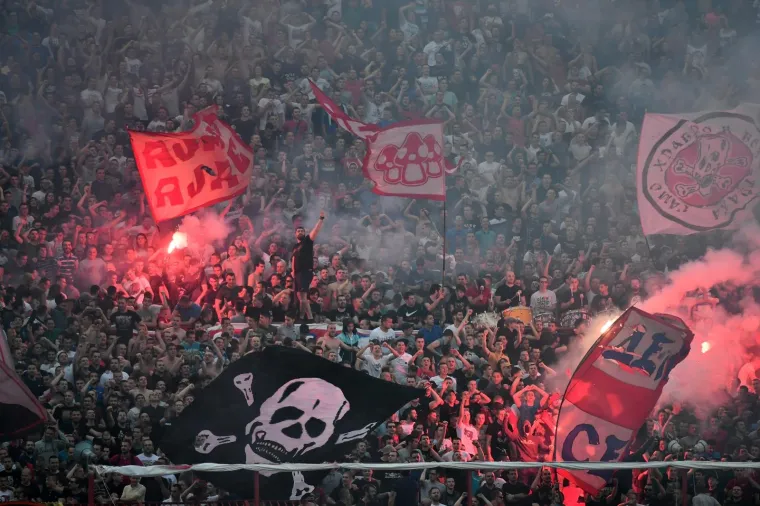 KAOS NA DERBIJU ZVEZDE I PARTIZANA: Pogledajte atmosferu s najvatrenijeg obračuna na Balkanu