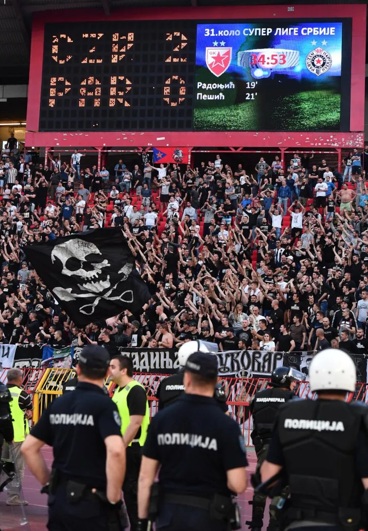 KAOS NA DERBIJU ZVEZDE I PARTIZANA: Pogledajte atmosferu s najvatrenijeg obračuna na Balkanu