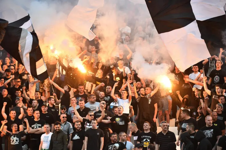 KAOS NA DERBIJU ZVEZDE I PARTIZANA: Pogledajte atmosferu s najvatrenijeg obračuna na Balkanu