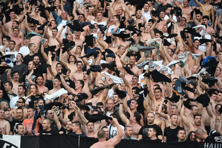 KAOS NA DERBIJU ZVEZDE I PARTIZANA: Pogledajte atmosferu s najvatrenijeg obračuna na Balkanu