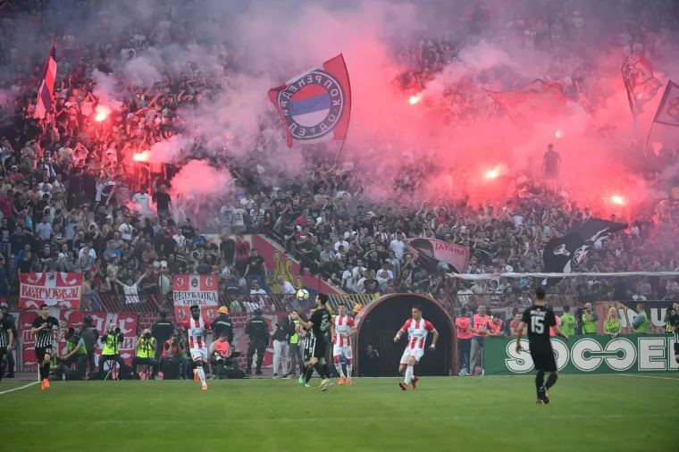 KAOS NA DERBIJU ZVEZDE I PARTIZANA: Pogledajte atmosferu s najvatrenijeg obračuna na Balkanu