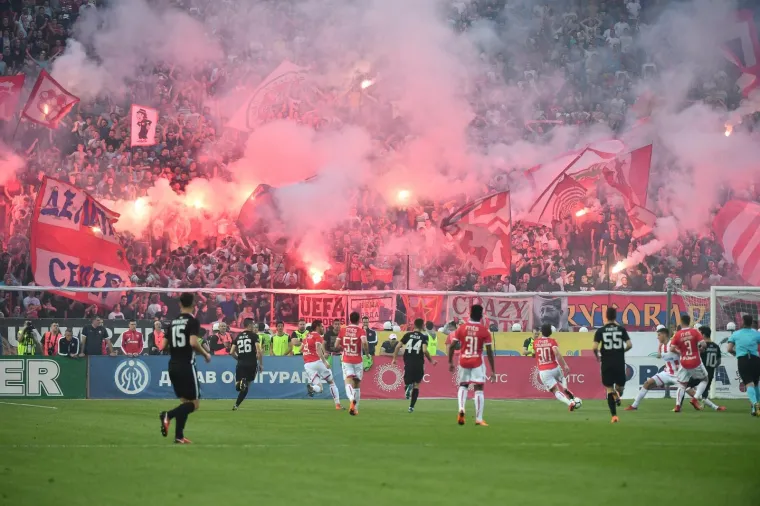 KAOS NA DERBIJU ZVEZDE I PARTIZANA: Pogledajte atmosferu s najvatrenijeg obračuna na Balkanu