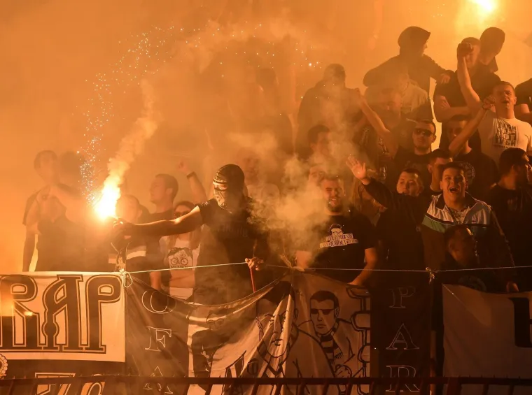 KAOS NA DERBIJU ZVEZDE I PARTIZANA: Pogledajte atmosferu s najvatrenijeg obračuna na Balkanu