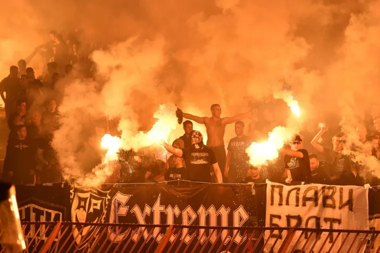 KAOS NA DERBIJU ZVEZDE I PARTIZANA: Pogledajte atmosferu s najvatrenijeg obračuna na Balkanu